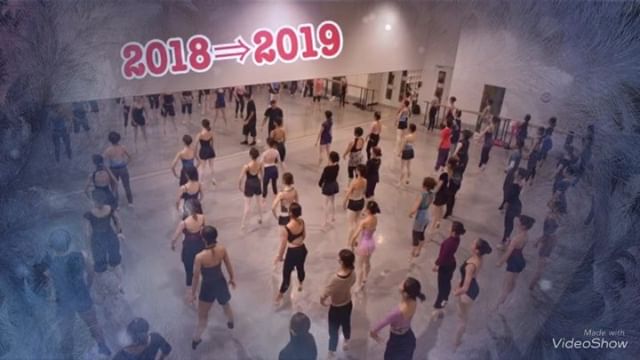 .早いもので、今年も今日で終わりですね。皆様、踊り納めましたか？今年も１年間たくさんの方がアーキタンツにお越し下さいました。スタッフ一同、感謝の気持ちでいっぱいです。ありがとうございます。🏻‍♀️.今年もこんなにたくさんの素晴らしい先生方にクラスを担当していただきました。心から、”ありがとうございます。”.2019年も皆様にとってたくさんの幸せと笑顔溢れる素晴らしい１年となりますよう心から願っております…♡.来年も、スタジアーキタンツをどうそよろしくお願いいたします。.Wishing you a happy and magical New Year! We hope it brings you lots of joy and happiness